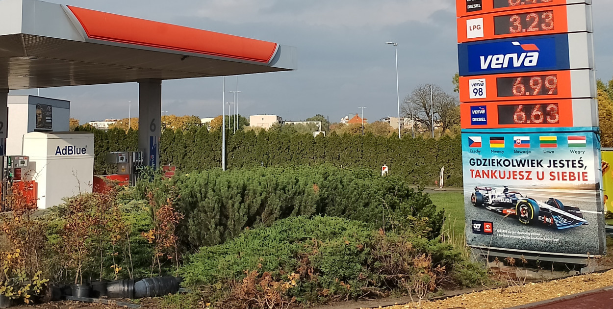 Plafon na stacji paliw w Pleszewie w minioną sobotę 28 października