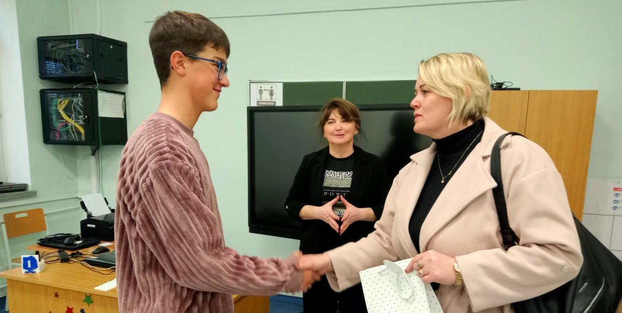 F. Niemczewskiemu podziękowała dyrekcja i nauczyciele "Jedynki" Fot.: FB ZSP nr 1 w Pleszewie
