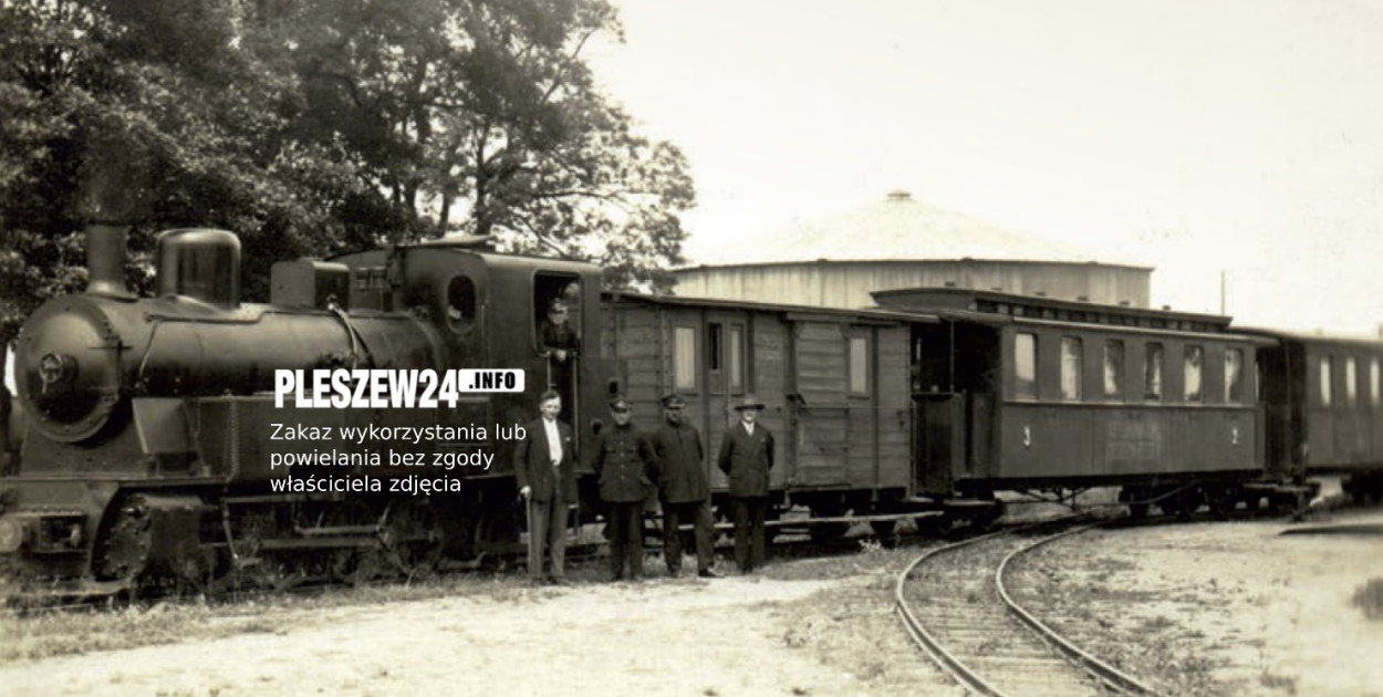 Jedno ze zdjeć w książce. Pociąg pasażerski Krotoszyńsko-Pleszewskiej Kolei Powiatowej z roku 1927 na stacji Krotoszyn Wąskotorowy. Właściciel zdjęcia Andrzej Kubiak