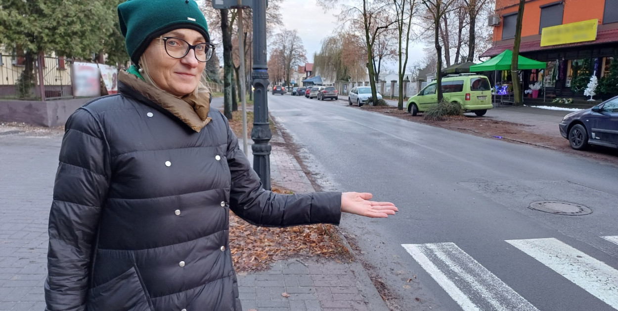 Renata Garsztka przy przejściu zbierającym najgorsze żniwo przy ulicy Kaliskiej. Fot. Pleszew24.info / M. Konieczny
