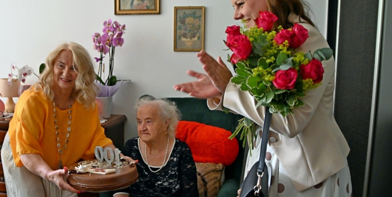 Stefania Rosół wraz z prezydent Gdyni Aleksandrą Kosiorek i jedną z córek(Fot. Magdalena Czernek / UM w Gdyni)