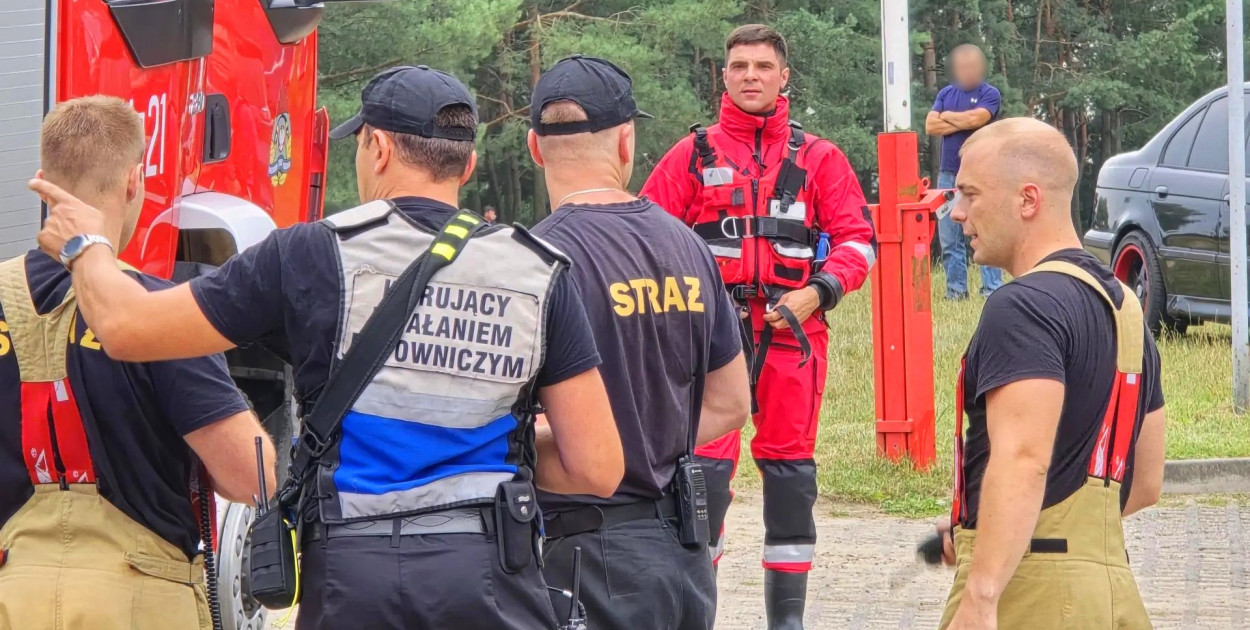 Służby zabrały się na Piaskach, aby poszukiwać mężczyzny. Fot. Ostrów24.tv