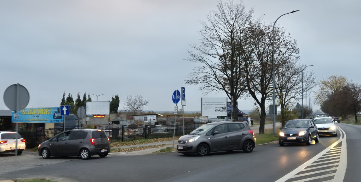 Droga pomiędzy Pleszewem a Kaliszem korkuje się w okolicach cmentarza komunalnego. Fot. FaktyKaliskie.info