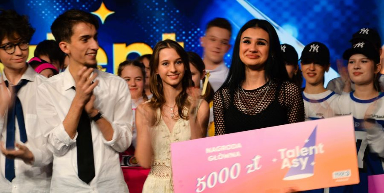 Nicola Kaczmarek w otoczeniu finalistów. Źródło TVP3 Poznań. 