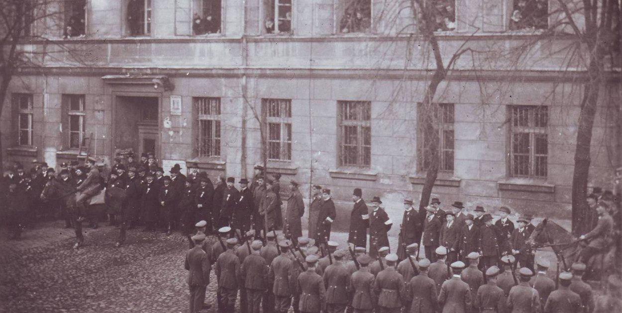 Kilka minut przed powieszeniem godła - wszystko już przygotowane. Fot. Zbiory Muzeum Regionalnego