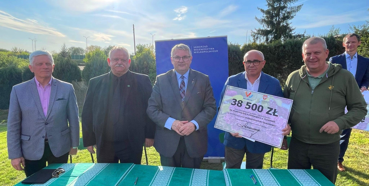 Przedstawiciele ROD im. Powstańców Pleszewskich oraz  Wicemarszałek Andrzej Grabowski (trzeci od lewej)  i poseł Andrzej Grzyb (pierwszy od lewej) 
