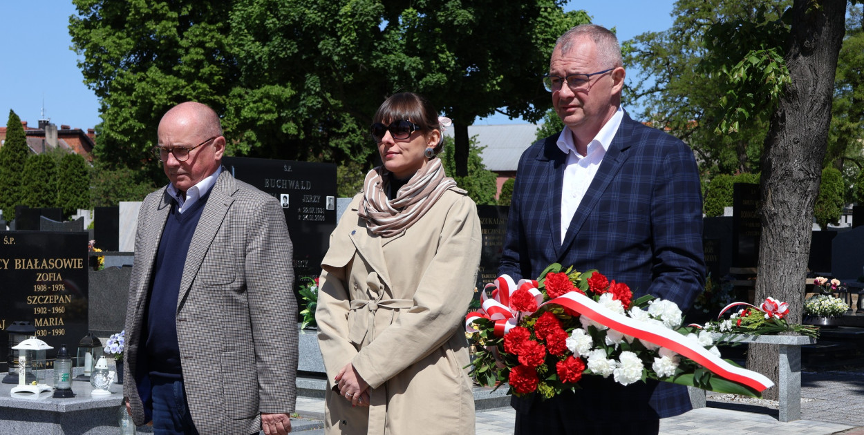 Od lewej: Dyrektor Muzeum Regionalnego Adam Staszak, rzecznik UMiG Anna Bogacz, Starosta Maciej Wasielewski. Fot. Starostwo Powiatowe w Pleszewie   