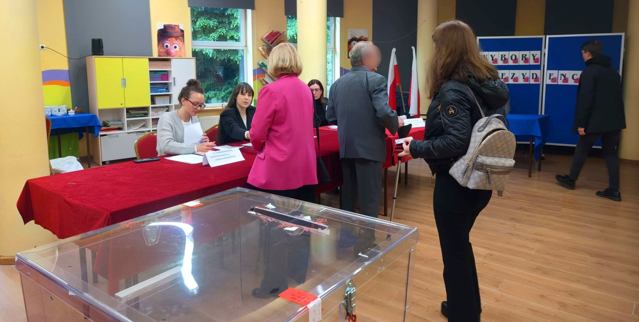 Głosowanie w Komisji nr 24 - znajdującej się pleszewskiej "Dwójce".  Fot. Pleszew24.info / M. Jaworski