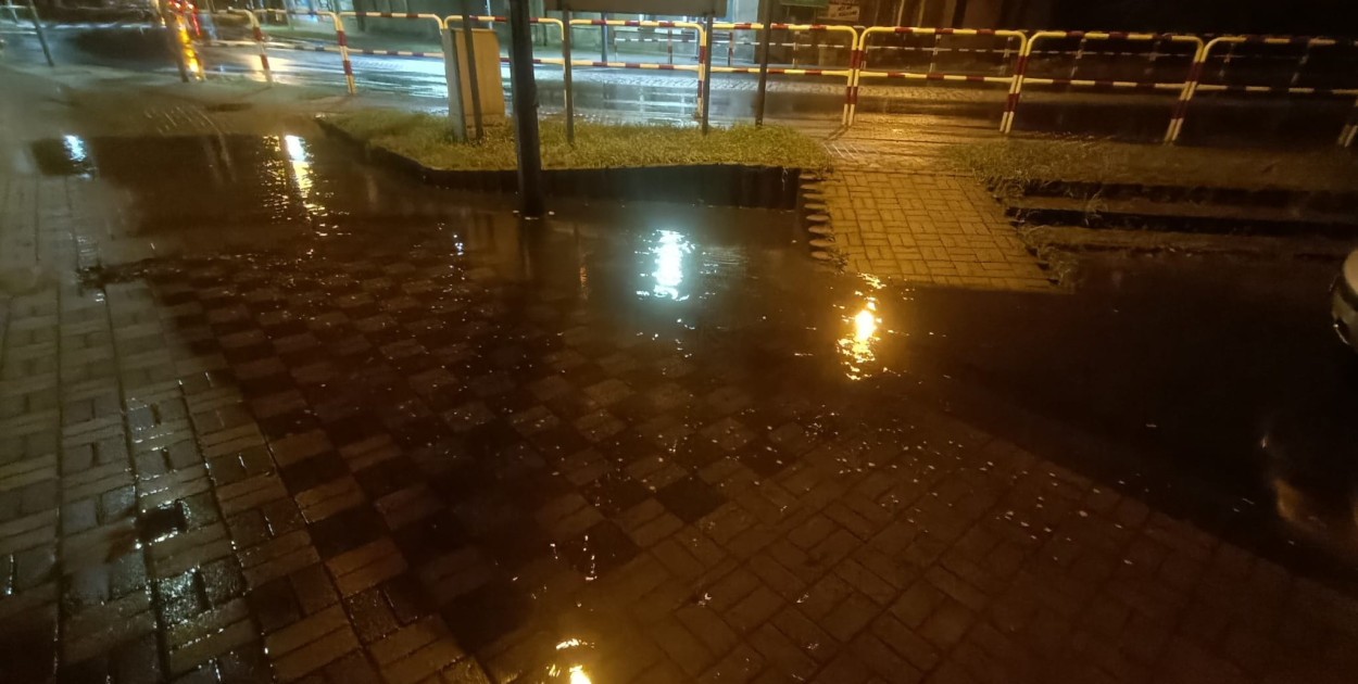 Zalany chodnik na Złotym Mieczu. Fot. Pleszew24.info / M. Jaworski