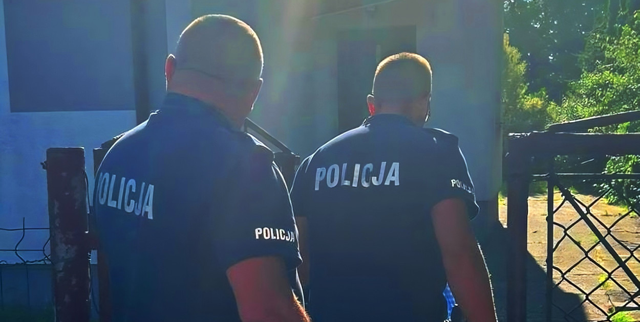 Zdjęcie: policja w domu rodzinnym mamy O. podczas wizyty w dniu 26 czerwca br. 