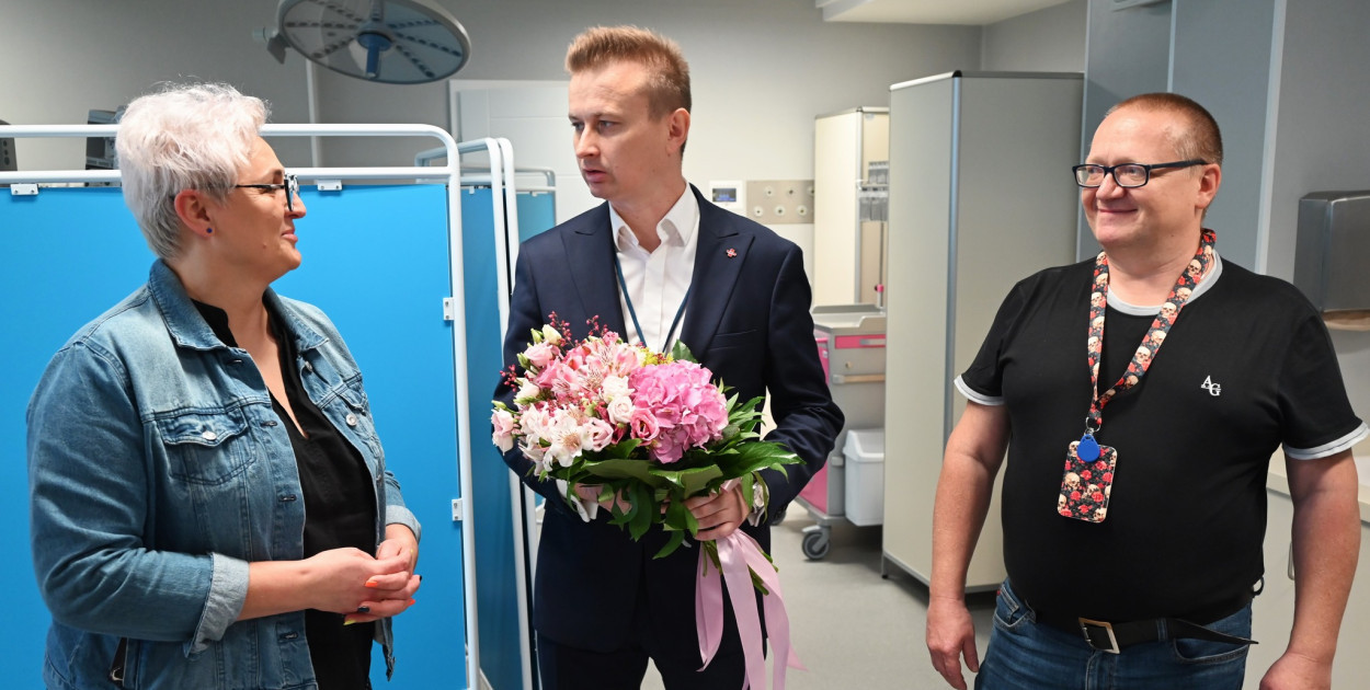 Fot.: Arkadiusz Grabowski (pierwszy z prawej) przejął obowiązki ordynatora SOR w PCM w Pabianicach