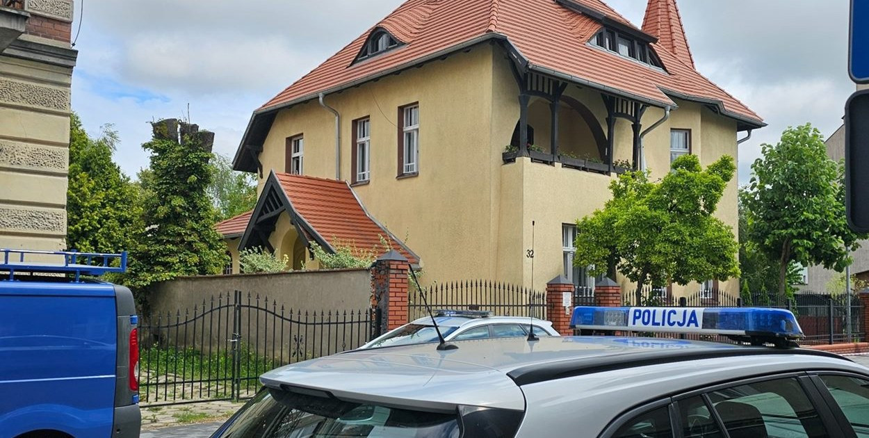 Dom przy ulicy Dąbrowskiego w Środzie, w którym doszło do zbrodni. Foto: glospowiatusredzkiego.pl