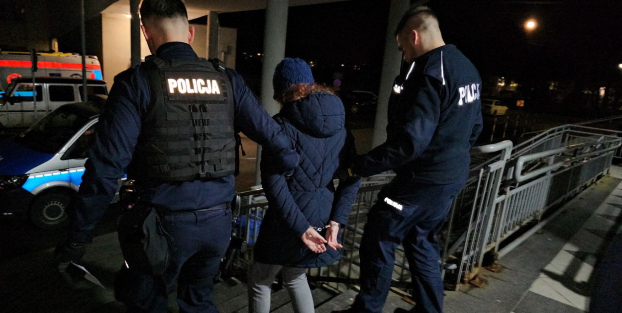 Skuta nastolatka w eskorcie policji.  Fot. Ostrów24.tv