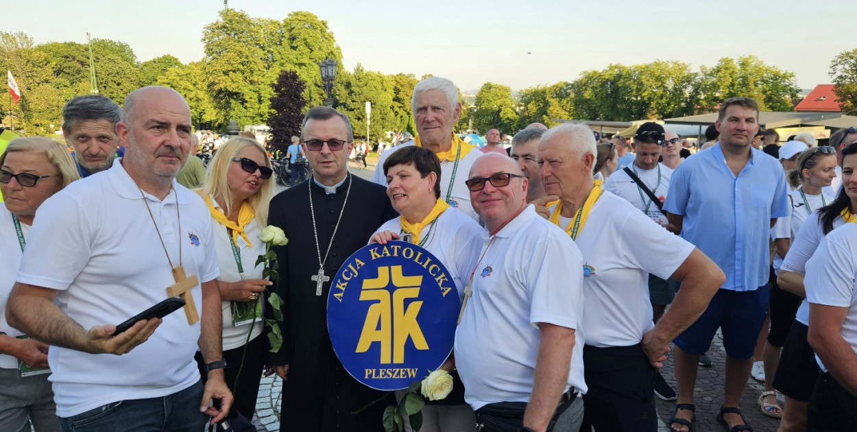 Pleszewscy cykliści wraz z biskupem Brylem. Fot. Facebook Sławomir Kruszewski