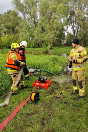 Ćwiczenia strażaków na rzece Prośnie-697