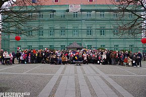 Wspólne śpiewanie Hymnu na Rynku w Pleszewie-1253