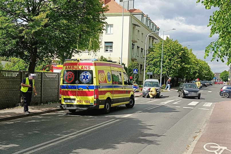 Zderzenie dwóch samochodów w centrum miasta