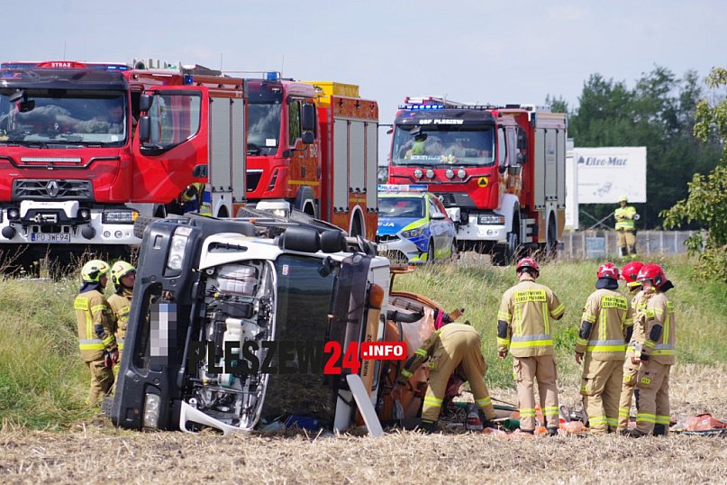 Wypadek samochodu z  nieczystościami w Pleszewie