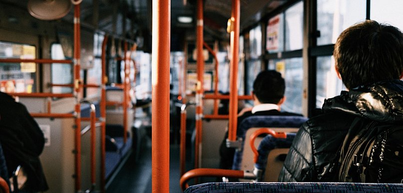 Jak dojechać darmową komunikacją na wybory? Sprawdź u nas, pomóż seniorom 