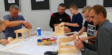 Męska robota. Razem z dziećmi postanowili pomóc ptakom przetrwać zimę-1241