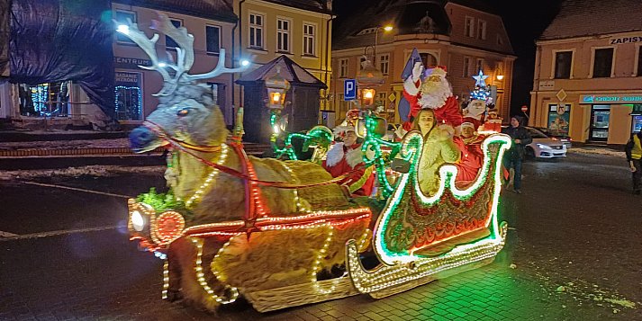Pleszew przywitał czas Bożego Narodzenia. Fantastyczne sanie świętego i tłumy na rynku