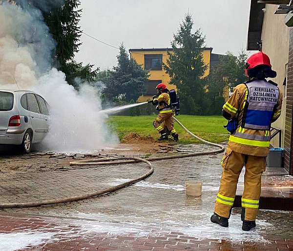 Ogień pojawił się, gdy auto stało na parkingu-6853