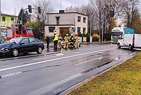 Wypadek w Pleszewie. Jedna osoba w szpitalu, droga zablokowana, korki [fot]-8144