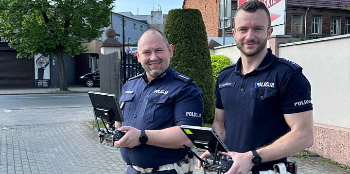 Policyjny dron lata w naszej okolicy!  Nie ma litości-10923