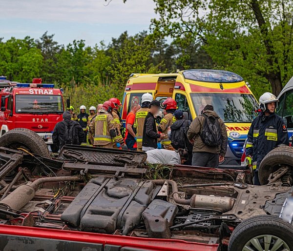 Pijany Kolumbijczyk dachował busem na DK 12 – 4 osoby w szpitalu! [zdjęcia]-11066