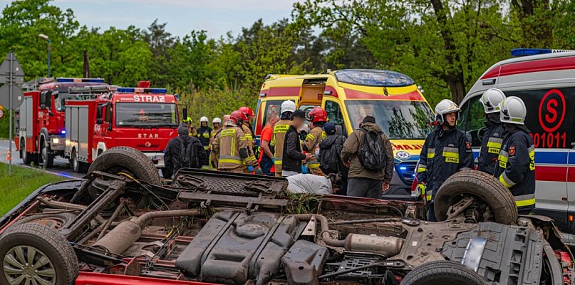 Pijany Kolumbijczyk dachował busem na DK 12 – 4 osoby w szpitalu! [zdjęcia] - 11066