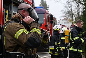 Straże z Kalisza, Pleszewa i Gołuchowa walczą z pożarem. Osoba poparzona-11143