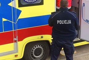 Dwaj policjanci z Jarocina wiedzieli co robić. Tak uratowali życie kobiety-11248