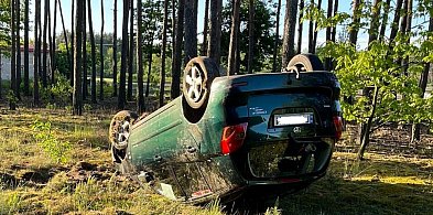 Osobówka dachowała pod Gizałkami, przedtem wyleciała z drogi [zdjęcia]-11245