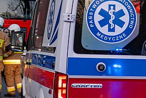 Tak się kończy wyprzedzanie w mieście. Młody kierowca BMW uderzył-11403
