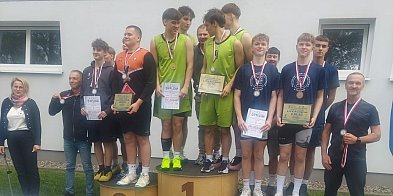Wojewódzkie zmagania pod koszem. Dwa medale pleszewskiej młodzieży-11424