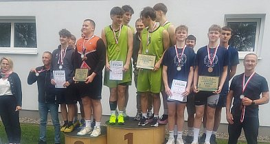Wojewódzkie zmagania pod koszem. Dwa medale pleszewskiej młodzieży-11424