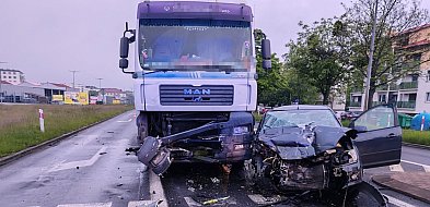 Czołowo zderzył się z ciężarówką w Jarocinie-11449