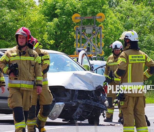 Wypadek w Pleszewie. Sprowadzono na miejsce śmigłowiec LPR [zdjęcia]-11453