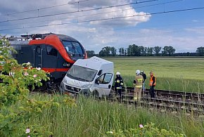 Wjechał busem pod pociąg. Służby na miejscu, ruchu pociągów wstrzymany-11518