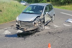 Kobieta przetransportowana do szpitala po zderzeniu osobówki z ciężarówką -11633