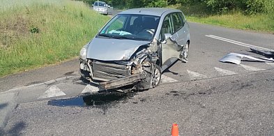 Kobieta przetransportowana do szpitala po zderzeniu osobówki z ciężarówką -11633