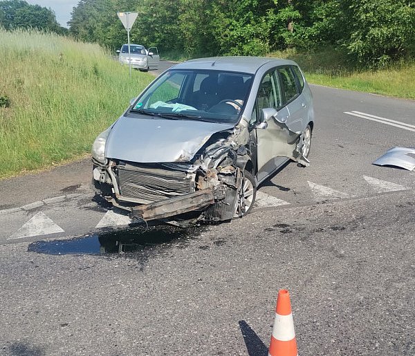 Kobieta przetransportowana do szpitala po zderzeniu osobówki z ciężarówką -11633