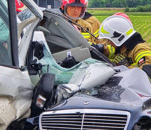 Dwie osoby nie żyją.  Do tragedii doszło na trasie Kalisz -  Ostrów Wlkp.-11688