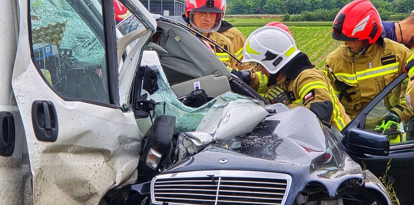 Dwie osoby nie żyją.  Do tragedii doszło na trasie Kalisz -  Ostrów Wlkp. - 11688