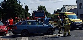 Kolizja trzech samochodów na skrzyżowaniu. Jedna