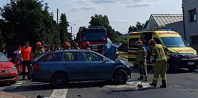 Kolizja trzech samochodów na skrzyżowaniu. Jedna osoba w szpitalu-11766