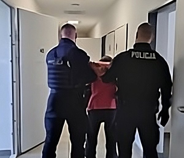 Napad na policjanta przy bankomacie w Jarocinie-11735