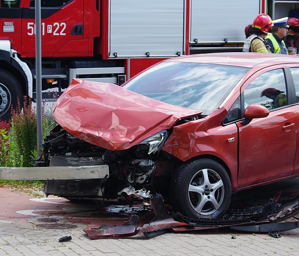 Potężne zderzenie trzech samochodów na feralnym skrzyżowaniu [zdjęcia]-11776