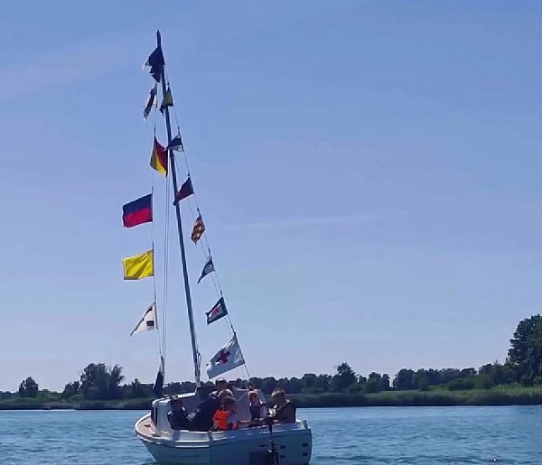Rodzinny piknik pod żaglami. Niezapomniany dzień nad jeziorem w Gołuchowie-11793