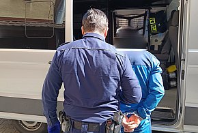 Spowodował wypadek, fałszował tablice, był poszukiwany i miał narkotyki-11900
